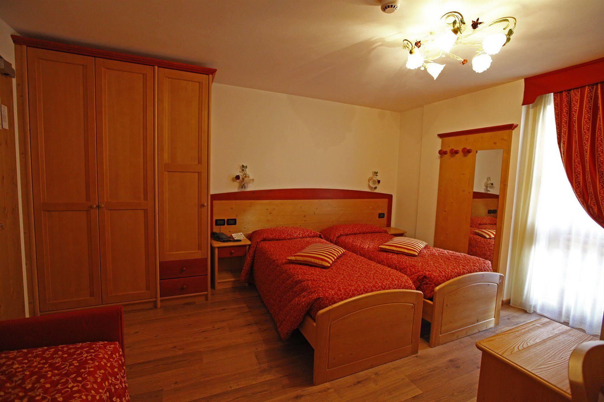 Hotel Il Maniero Ossana Exterior photo